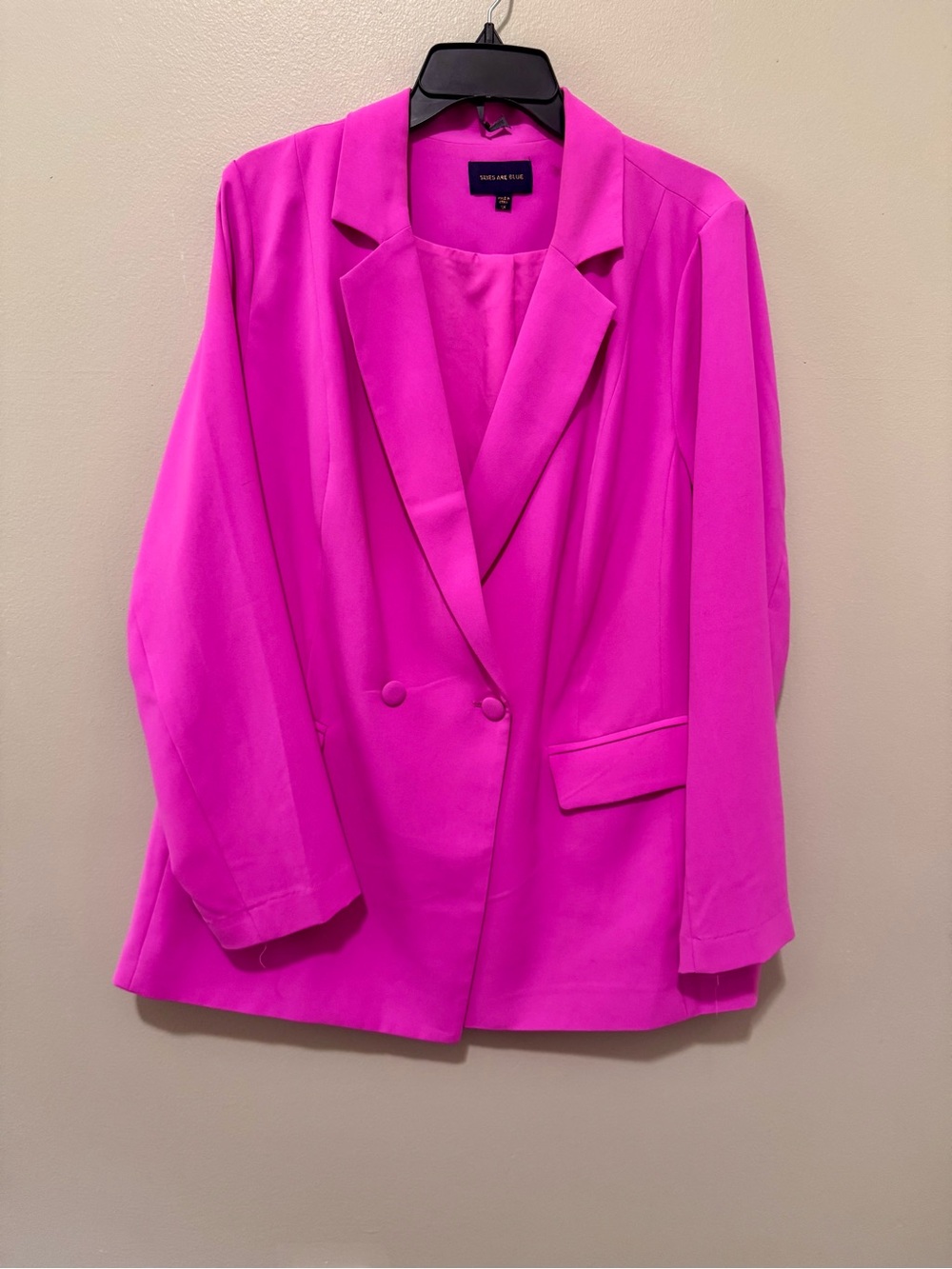 Vibrant Fuchsia Double-Breasted Blazer with Matching Trousers - Picture 2 of 3